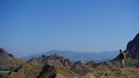 Sebelum melihat keindahan pulau ini, ada baiknya traveler menyiapkan perbekalan air minum. Itu karena, traveler akan meniti sekitar 800 anak tangga untuk sampai ke puncak pulau Padar. (Wahyu Setyo/detikTravel)