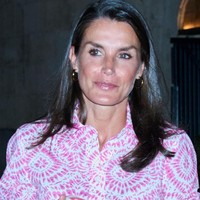 Menurut Daily Mail, pakaian Ratu Letizia ini merupakan keluaran Zara. Harganya 32,99 pound sterling atau sekitar Rp 591.000. Ia memadukan bajunya dengan clutch senada. (Foto: GC Images/Carlos Alvarez)