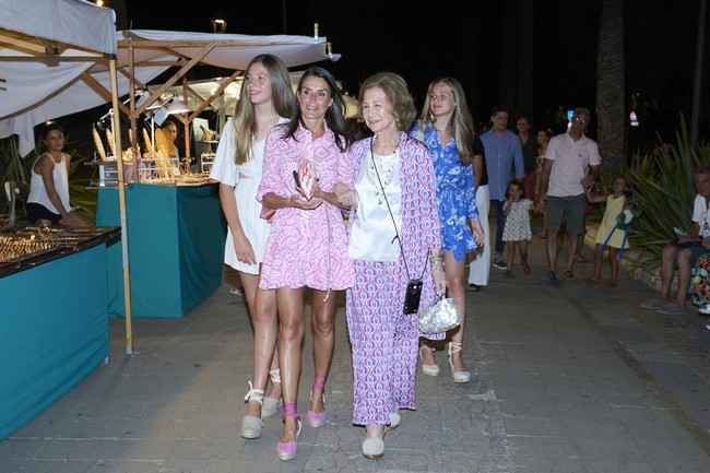 Kedua putri Ratu Letizia juga dikabarkan memakai dress keluaran Zara. Busana tersebut sama-sama dipadukan dengan wedges beraksen temali yang chic. (Foto: GC Images/Carlos Alvarez)