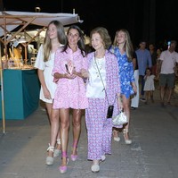 Kedua putri Ratu Letizia juga dikabarkan memakai dress keluaran Zara. Busana tersebut sama-sama dipadukan dengan wedges beraksen temali yang chic. (Foto: GC Images/Carlos Alvarez)