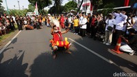 Bujang Ganong juga melakukan atraksi di depan KPU. Atraksinya yang energik itu berhasil menyedot perhatian rombongan Gerindra dan PKB.