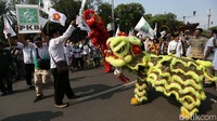 Bukan hanya reog, PKB juga menampilkan atraksi barongsai di depan KPU.