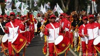 Sementara itu Partai Gerindra menampilkan atraksi drumband.