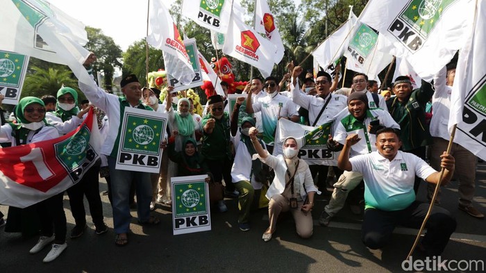 Partai Gerindra dan PKB mendaftar peserta Pemilu 2024 secara bersama-sama ke KPU, Senin (8/8). Rombongan long march menuju KPU dengan diiringi reog hingga drumband.