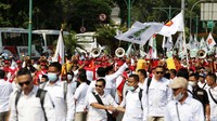 Rombongan juga kompak mengibarkan bendera Partai Gerindra dan PKB.