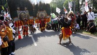 PKB menampilkan budaya daerah saat mendaftarkan pemilu ke KPU.