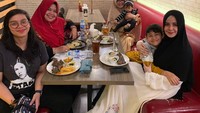 Risty kerap berkumpul dengan keluarganya. Seperti momen makan steak di sebuah restoran. Foto: Instagram @ristytagor