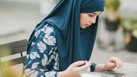 Momen ngopi cantiknya kembali dibagikan. Saat itu, ia sedang beraktivitas dengan laptopnya di sebuah kafe. Foto: Instagram @ristytagor