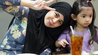 Begini keseruan Risty dan putri kecilnya saat menikmati makan siang dengan lauk rumahan. Ada es teh manis juga yang menemani makan siangnya. Foto: Instagram @ristytagor