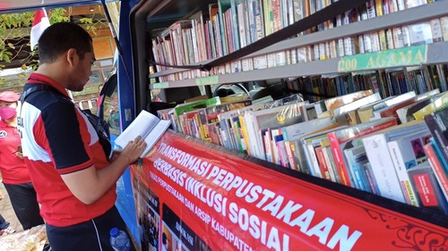 Salah satu pegawai Pemkab Tabanan membaca buku yang disediakan Mobil Pusling di sela perayaan HUT ke-77 RI di Gedung Kesenian I Ketut Maria, Senin (8/8/2022).