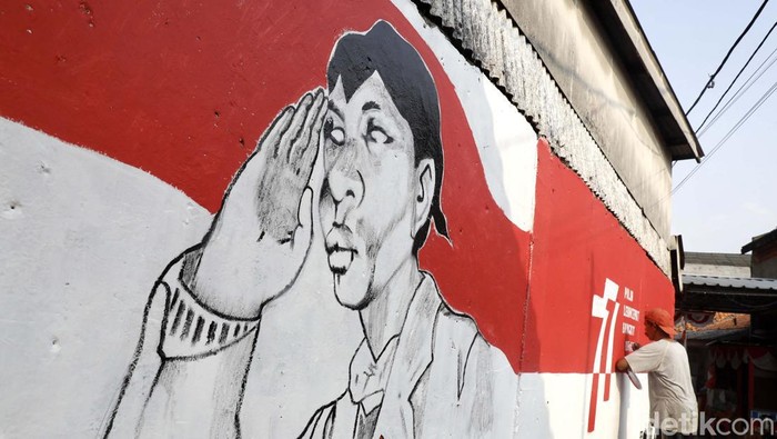 Sambut HUT RI, Hiasi Rumah dengan Mural Kemerdekaan Warga di kawasan Halim Perdanakusuma, Jakarta Timur, bersiap menyambut HUT RI ke-77. Mereka membuat mural bertema kemerdekaan.