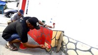 Sejumlah warga berinisiatif menyambut hari kemerdekaan dengan membuat mural di tembok luar rumah mereka.