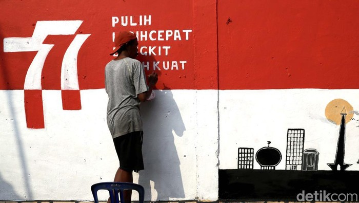 Sambut HUT RI, Hiasi Rumah dengan Mural Kemerdekaan Warga di kawasan Halim Perdanakusuma, Jakarta Timur, bersiap menyambut HUT RI ke-77. Mereka membuat mural bertema kemerdekaan.