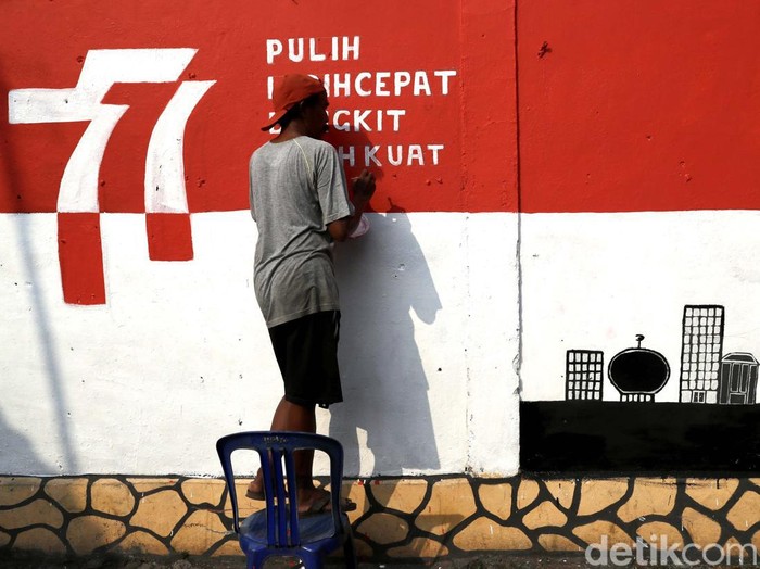 Warga di kawasan Halim Perdanakusuma, Jakarta Timur, bersiap menyambut HUT RI ke-77. Mereka membuat mural bertema kemerdekaan.