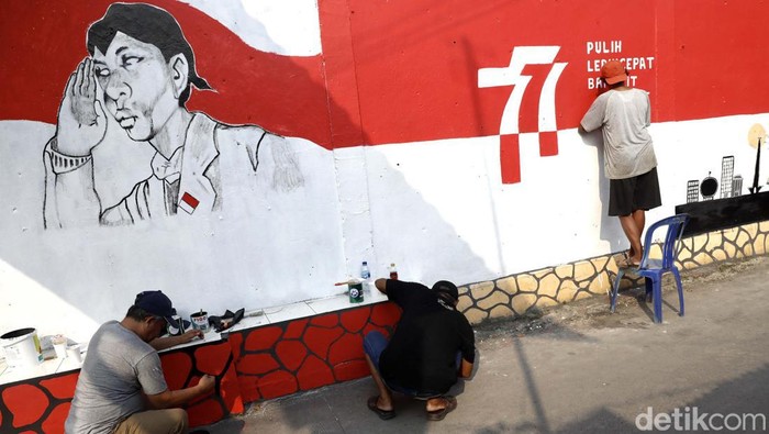Sambut HUT RI, Hiasi Rumah dengan Mural Kemerdekaan Warga di kawasan Halim Perdanakusuma, Jakarta Timur, bersiap menyambut HUT RI ke-77. Mereka membuat mural bertema kemerdekaan.