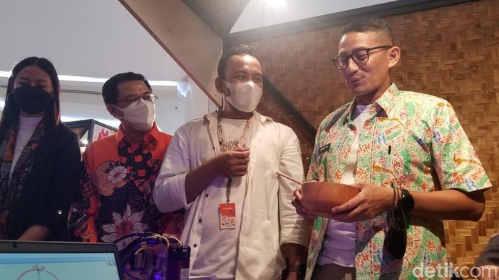 Sandiaga memborong produk UMKM di AKI 2022 Jember