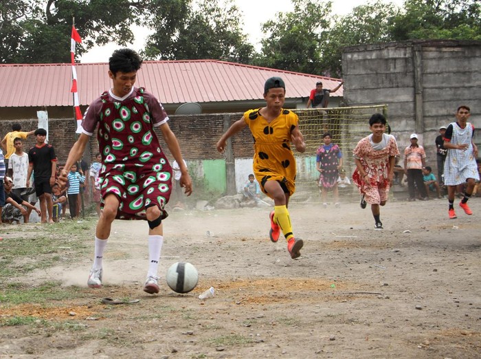 Sejumlah pemuda mengikuti pertandingan sepak bola dengan mengenakan daster di Makassar, Sulawesi Selatan, Minggu (7/8/2022). Warga setempat menggelar berbagai perlombaan untuk menyambut semarak HUT ke-77 Kemerdekaan Republik Indonesia. ANTARA FOTO/Arnas Padda/foc.