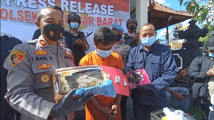 Seorang sekuriti kos-kosan di Denpasar ditangkap gegara kasus peredaran ganja. Terungkap, pria itu meracik cokelat ganja rumahan selama tiga tahun terakhir.