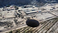 Sinkhole adalah lubang di tanah yang disebabkan oleh erosi dan drainase air dengan ukuran yang bervariasi. Khusus kasus di Chili ini, masih diselidiki dan belum terjawab secara detil.