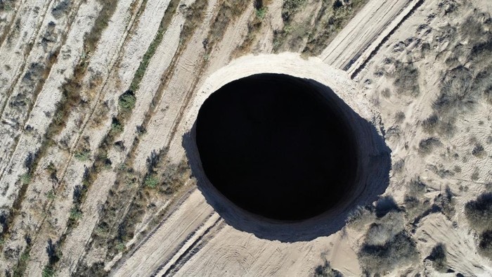 Sinkhole Muncul di Zona Penambangan Chili A sinkhole is exposed at a mining zone close to Tierra Amarilla town, in Copiapo, Chile, August 1, 2022. REUTERS/Johan Godoy TPX IMAGES OF THE DAY