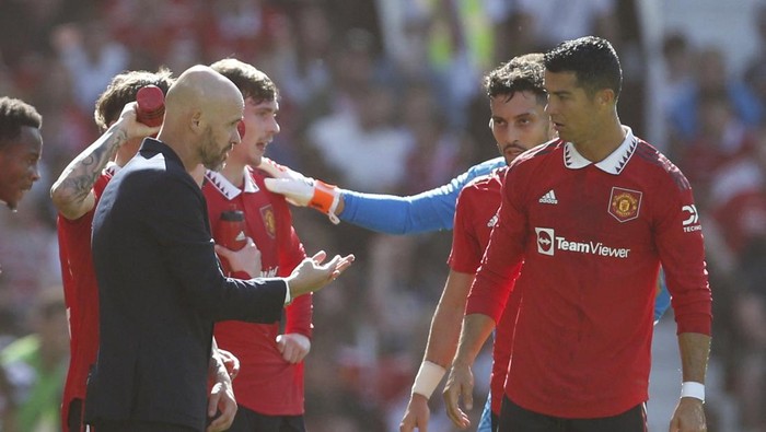 Soccer Football - Pre Season Friendly - Manchester United v Rayo Vallecano - Old Trafford, Manchester, Britain - July 31, 2022 Manchester United manager Erik ten Hag speaks with Manchester Uniteds Cristiano Ronaldo during a drinks break Action Images via Reuters/Ed Sykes