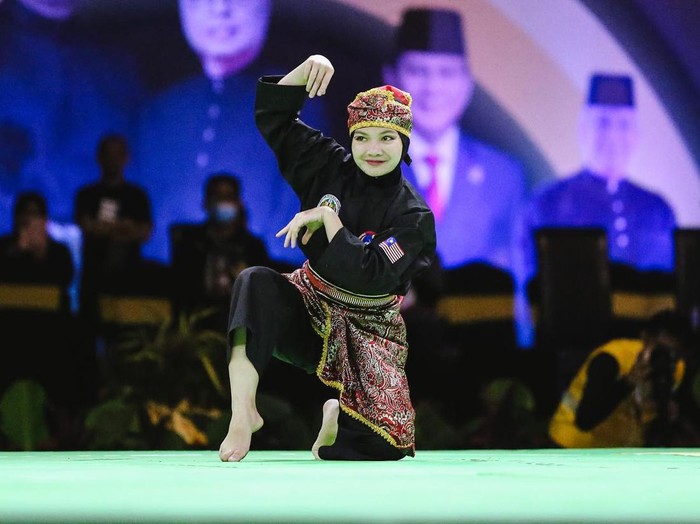 Sosok atlet silat viral, Merrywati Manuil beragama Kristen tapi memakai hijab. Sosok atlet silat viral, Merrywati Manuil beragama Kristen tapi memakai hijab.