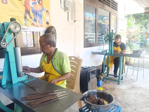 Suasana produksi dupa herbal Dupa Arusaji oleh Orang dengan Skizofrenia (ODS) pada Senin (8/8/2022) di Rumah Berdaya Denpasar, Jalan Raya Sesetan No 280 Denpasar, Bali.