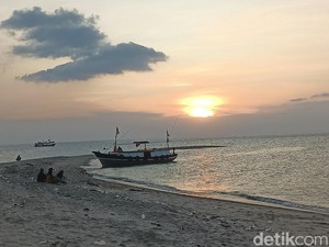 Nikmati Senja di Pulau Gili Ketapang Ditemani Sunset dan Pasir Putih