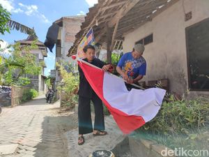 Tunjukkan Nasionalisme, Guru di Ponorogo Bagikan 77 Bendera ke Masyarakat