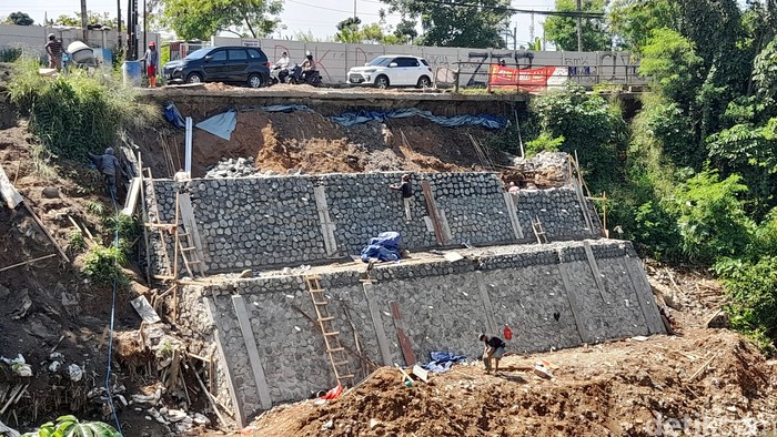 Tembok antilongsor di Jl Raya Cilebut, Kota Bogor, Jawa Barat, 8 Agustus 2022. (Muchamad Sholihin/detikcom)