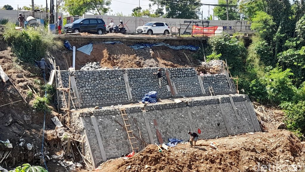 Tembok antilongsor di Jl Raya Cilebut, Kota Bogor, Jawa Barat, 8 Agustus 2022. (Muchamad Sholihin/detikcom)