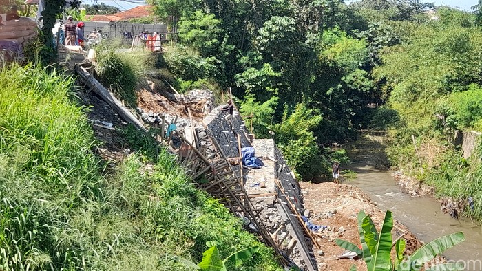 Tembok antilongsor di Jl Raya Cilebut, Kota Bogor, Jawa Barat, 8 Agustus 2022. (Muchamad Sholihin/detikcom)