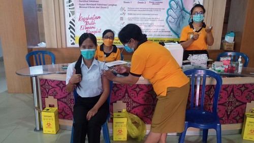 Tenaga kesehatan (nakes) di RSUD Karangasem menerima vaksin booster dosis kedua, Senin (8/8/2022).