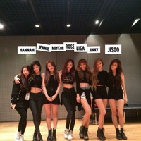 BLACKPINK awalnya direncanakan debut dengan tujuh personel. Ada solois Jang Hanna, Moon Sua Billlie, Miyeon (G)I-DLE dan Jinny Secret Number yang batal debut bersama Lisa, Jennie, Jisoo, dan Rose. Foto: dok. YG Entertainment