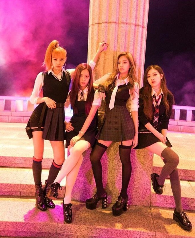 Di tahun 2017, BLACKPINK mengumumkan nama fandom dan menamai penggemarnya sebagai BLINK. Grup beranggotakan empat personel itu juga merilis lagu As If It’s Your Last dan memulai debutnya di Jepang. Foto: dok. YG Entertainment