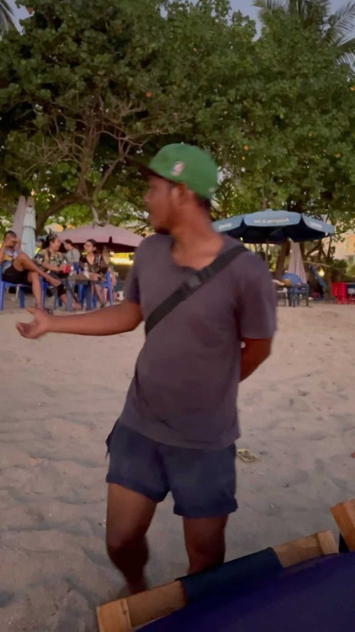 Video viral pedagang di Pantai Kuta patok harga minuman teh kemasan botol Rp 30 ribu.