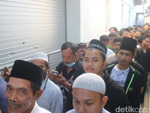 Pagi-pagi Ribuan Warga Berebut Nasi Jangkrik Buka Luwur Sunan Kudus