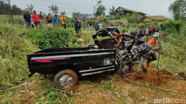 Warga dan petugas mengevakuasi korban dan mobil yang terjun ke jurang di Ciamis