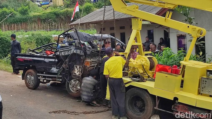 Warga dan petugas mengevakuasi korban dan mobil yang terjun ke jurang di Ciamis