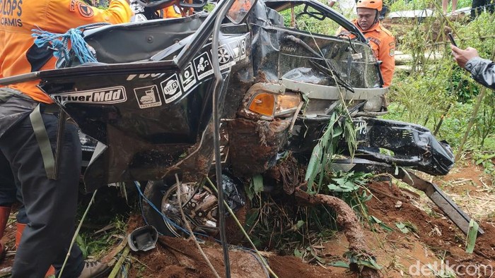 Warga dan petugas mengevakuasi korban dan mobil yang terjun ke jurang di Ciamis