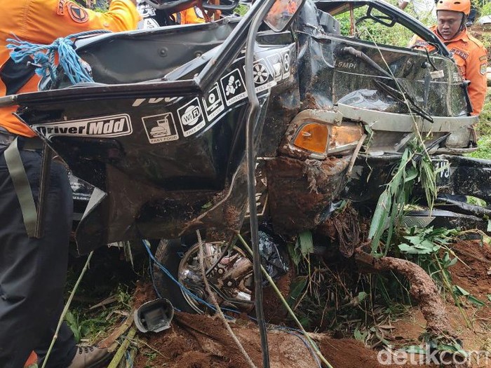 Warga dan petugas mengevakuasi korban dan mobil yang terjun ke jurang di Ciamis