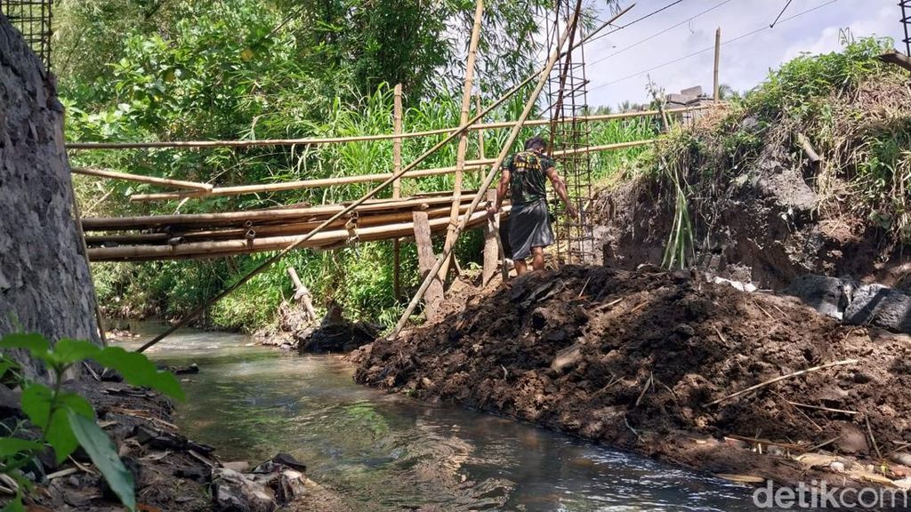 Warga di Manado Bangun Jembatan Secara Swadaya gegara Kesulitan Akses