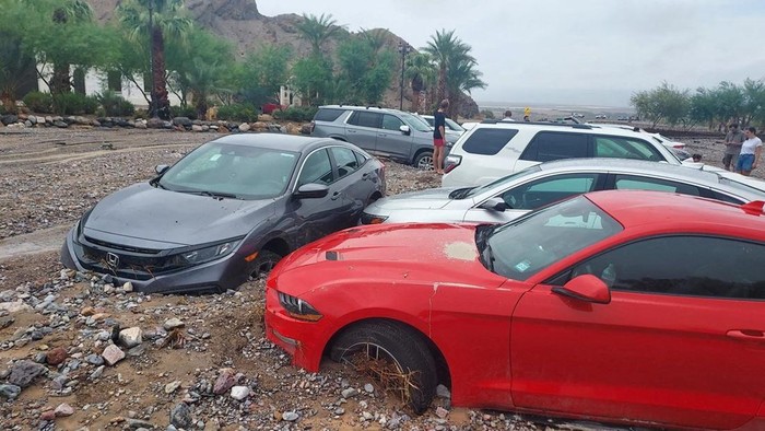 Wilayah Terpanas di Bumi Dilanda Banjir Besar, Begini Penampakannya A view shows debris from monsoonal rains and immobilized cars, belonging to visitors and park staff in Death Valley National Park, at the Inn at Death Valley, California, U.S., August 5, 2022. National Park Service/Handout via REUTERS THIS IMAGE HAS BEEN SUPPLIED BY A THIRD PARTY