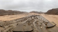 Banjir besar melanda Death Valley, California, AS. Banjir itu menutup semua jalan taman nasional yang terkenal kering. Tempat ini  dijuluki tempat terpanas di bumi itu.