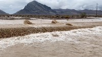 Lumpur coklat terbawa arus banjir. Menurut National Park Service, tidak ada korban cedera yang dilaporkan akibat banjir langka tersebu. (John Sirlin/Reuters)