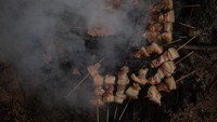 Sepintas terlihat seperti sate ayam, inilah ragey alias sate babi khas Manado. Daging babi bakal dipotong bentuk dadu berukuran besar kemudian dibumbui bawang merah, bawang putih, cabe, jahe, dan rempah lainnya sebelum dibakar. Foto: iStock 