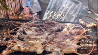 Layaknya RW, Kawok tergolong makanan nonhalal dan ekstrem dari Manado. Dibuat dari tikus yang dipanggang dengan bumbu gurih pedas. Penggunaan banyak rempah dan cabe jadi kunci pengolahan kawok. Foto: Instagram ezytravel 