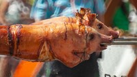Babi putar mudah ditemui di Manado. Disebut demikian karena seekor babi dipanggang dengan cara diputar-putar agar matang merata. Biasanya menu ini jadi sajian khas orang Manado saat Natal dan Tahun Baru. Foto: iStock