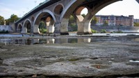 Terlihat dari Jembatan Pont des Catalans di Toulouse aliran sungai nihil. Hanya menyisakan kubangan kecil.
