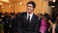 Jacob Elordi paling dekat dengan sang ibunda, Melissa. Dia menyebutnya sebagai sosok yang paling penuh cinta, cantik, dan selalu ada buatnya. (Foto: Getty Images/John Shearer)